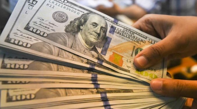 Dólar fecha em alta nesta quinta-feira (27) e atinge novo recorde histórico