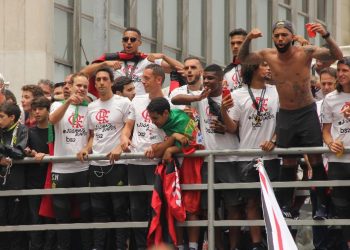 Sem jogar, Flamengo é campeão brasileiro 23 horas após vencer Libertadores