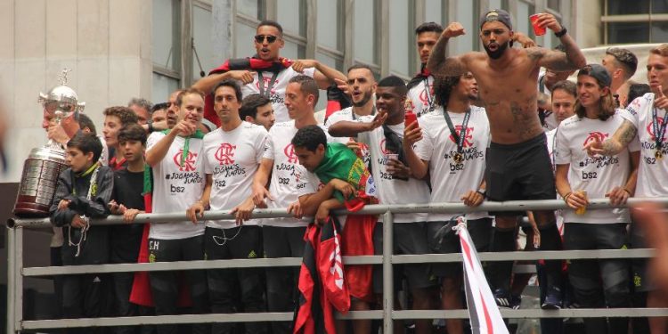 Sem jogar, Flamengo é campeão brasileiro 23 horas após vencer Libertadores