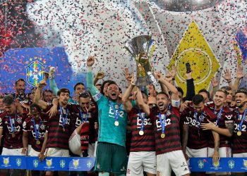 De virada, Flamengo faz 4 a 1 no Ceará no Maracanã e ergue a taça