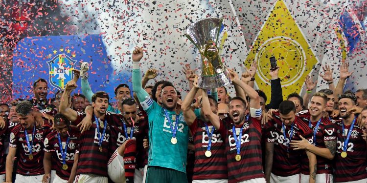 De virada, Flamengo faz 4 a 1 no Ceará no Maracanã e ergue a taça