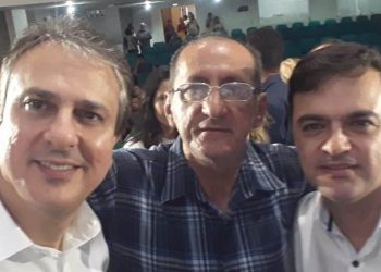 'Gurgel da rádio' (ao centro), ladeado pelo governador Camilo Santana e pelo deputado estadual Fernando Santana (Foto: Arquivo pessoal)