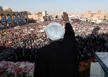 Irã anuncia descoberta de imenso campo de petróleo