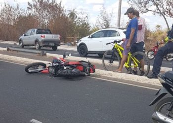 Motocicleta atingida pelo carro da vítima na Avenida Perimetral (Foto: Divulgação)