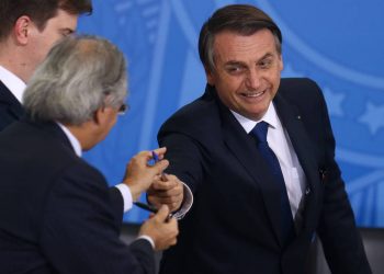 O presidente Jair Bolsonaro e Paulo Guedes (Economia) durante cerimônia no Palácio do Planalto (Foto: Pedro Ladeira/Folhapress)