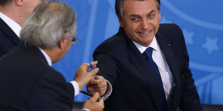 Bolsonaro vai anunciar desoneração da folha, medida já adotada pelo PT