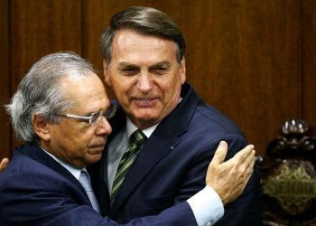 Pacote de Guedes prevê suspensão de concursos e novos benefícios tributários