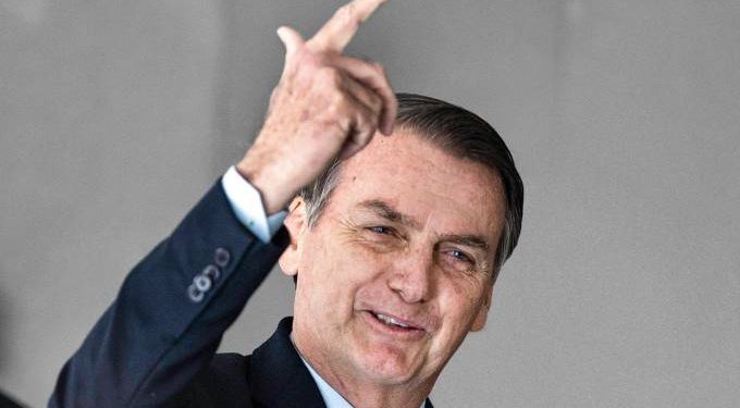 Bolsonaro anuncia projeto para isentar policiais de punição