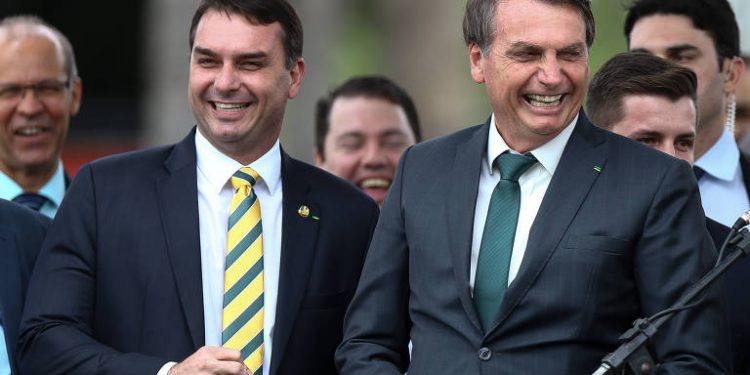 Partido de Bolsonaro, Aliança pelo Brasil defende Deus, armas e oposição ao comunismo