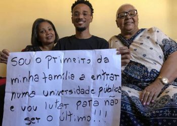 João da Silva cuja foto em um ato pela educação no Rio de Janeiro viralizou em maio (Foto: Beatriz Mota)