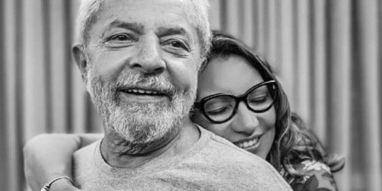 Namorada de Lula posta foto abraçada com o ex-presidente: “O amor venceu”