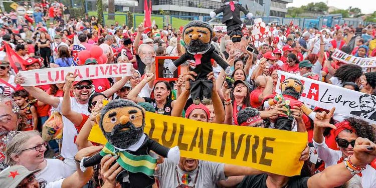 Após decisão judicial, Lula deixa a carceragem da PF em Curitiba