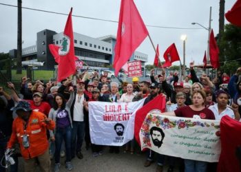 Manifestantes pró-Lula em frente a prédio da Polícia Federal em Curitiba; enquanto STF julgava pauta relacionada ao caso do ex-presidente, petistas demonstravam certa cautela (Foto: Rodolfo Buhrer/Reuters)