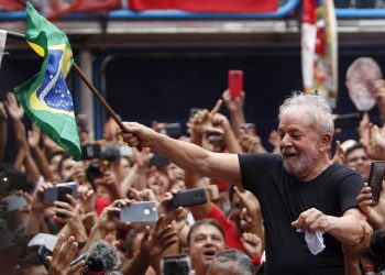O ex-presidente Luiz Inácio Lula da Silva agita uma bandeira nacional brasileira enquanto cumprimenta os apoiadores durante uma manifestação em frente ao prédio do sindicato dos metalúrgicos em São Bernardo do Campo, na região metropolitana de São Paulo, no dia 9 de novembro de 2019 (Foto: Miguel Schincariol/AFP)