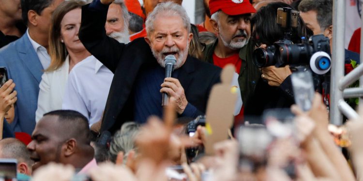 Lula deixou mala para trás e manteve fotos na parede após 580 dias em cela da PF