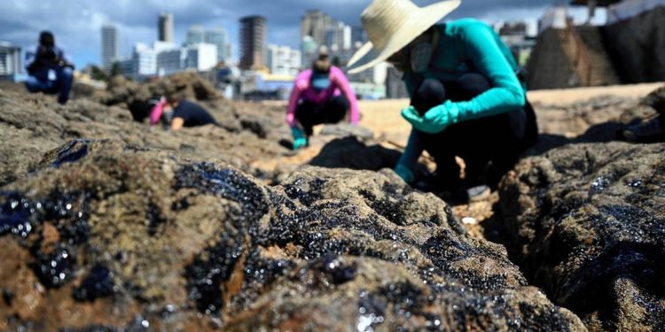 ‘O pior está por vir’, diz Bolsonaro sobre manchas de óleo