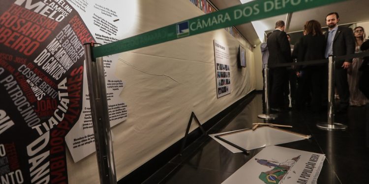 Deputado do PSL quebra placa de exposição na Câmara que associa polícia a genocídio de negros