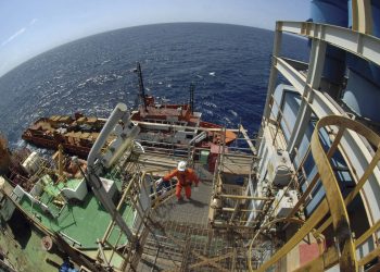 Plataforma P-34 da Petrobras, a primeira a fazer extrações do pré-sal, no campo de Jubarte, na Bacia de Campos (Foto: Bloomberg)