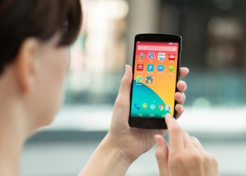 Mulher perdeu a visão por uso excessivo de celular, diz médico