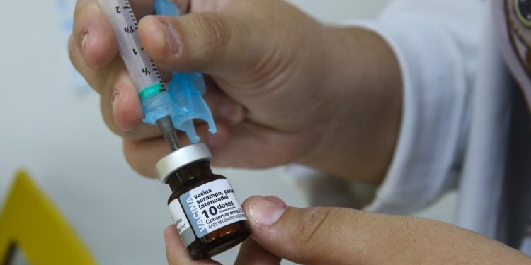 Jovens de 20 a 29 anos são foco da segunda fase da campanha de vacinação contra o sarampo