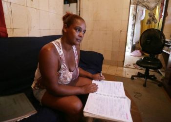 Mara já voltou a estudar duas vezes, mas novamente não conseguirá completar o ensino fundamental. Dessa vez, sua escola vai fechar o turno noturno (Foto: Cléber Júnior/Agência O Globo)