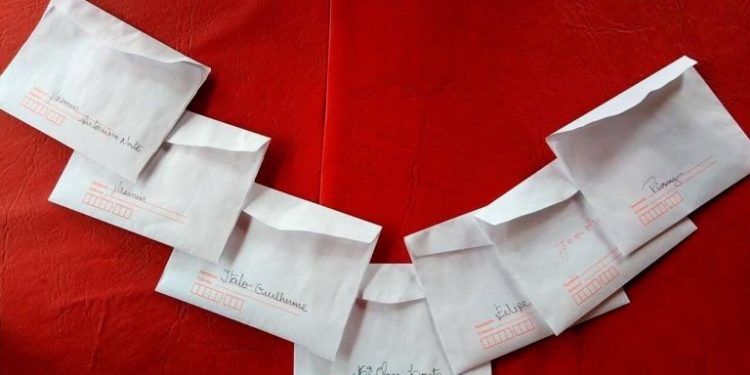 Crianças do IACC, em Barbalha, escrevem cartas com pedidos de Natal