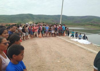 Moradores foram olhar de perto o corpo do prefeito (Foto: Valéria Alves/SVM)