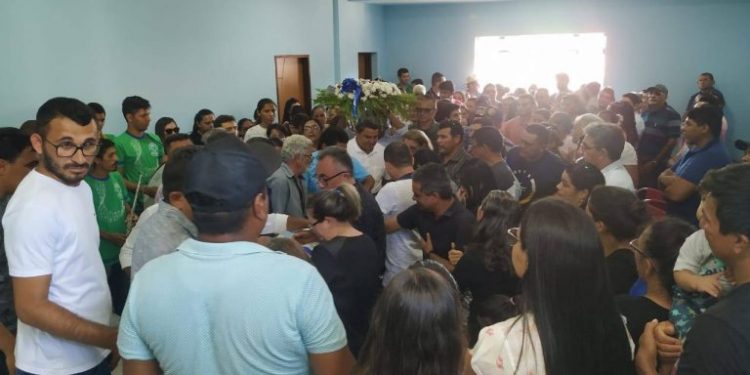 Sessão solene marca despedida de prefeito de Granjeiro, assassinado ontem