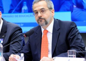 Ministro da Educação grita, chora e diz que está no MEC para defender a classe média