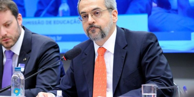 Ministro da Educação grita, chora e diz que está no MEC para defender a classe média