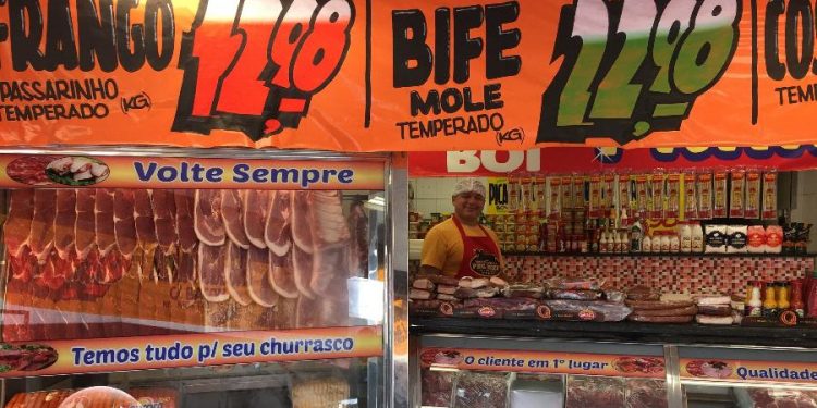 Carne sobe todo dia e temendo assustar consumidor, açougue tira placa de preço