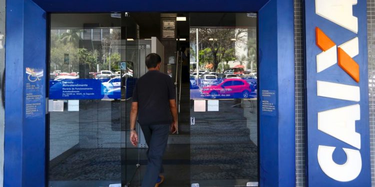 Operação contra fraudes em empréstimos na Caixa cumpre mandados no CE