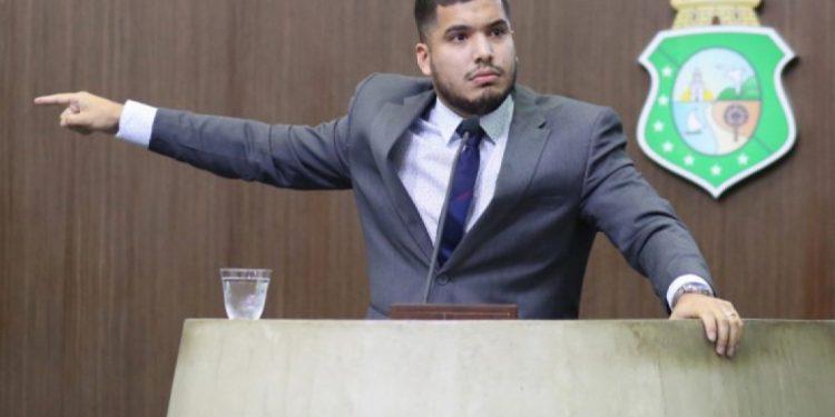 Por unanimidade, Conselho de Ética aprova suspensão de André Fernandes