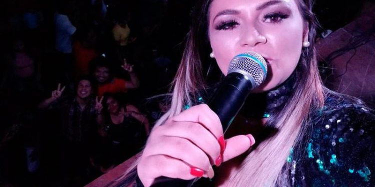 Cantora de forró passa mal após show, tem parada cardíaca e morre