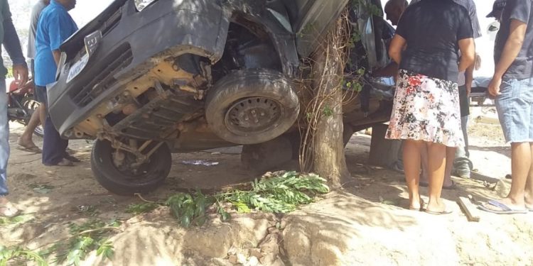 Idosa morre após veículo capotar com cinco pessoas em Assaré