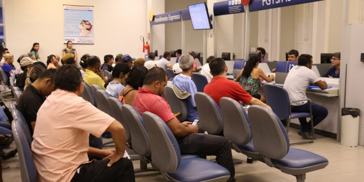 Sancionada nova lei do FGTS que aumenta limite do saque de R$ 500 para R$ 998