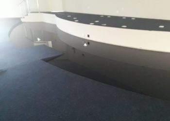 A água atingiu o auditório (Foto: Pedro Silva)