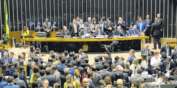 Fundo eleitoral deve ficar em R$ 2 bi, após repercussão negativa