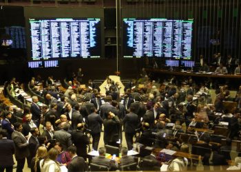 Congresso quer tirar verba de saúde e infraestrutura para inflar fundo eleitoral