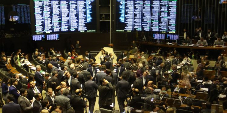 Congresso quer tirar verba de saúde e infraestrutura para inflar fundo eleitoral