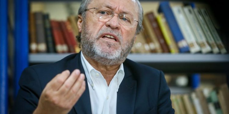 Após suspensão de edital, UFC decide retomar concurso para servidores