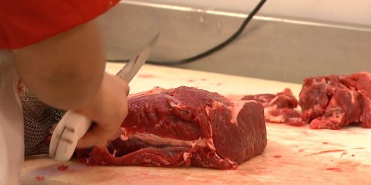 Com carne mais cara, inflação acelera e é a maior para novembro em 4 anos