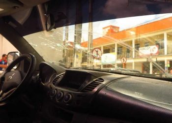 Carro em que vítima era feita refém pelos bandidos foi alvo de tiros (Foto: Antônio Rodrigues/SVM)