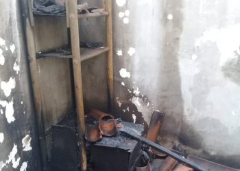 O incêndio destruiu móveis e fez parte do telhado da casa desabar (Foto: Arquivo pessoal)