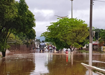 Água da chuva inundou ruas e avenidas de Juazeiro do Norte