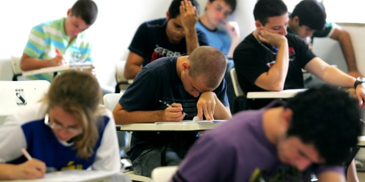 Concurso público da UFC é suspenso pelo reitor da universidade