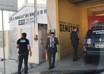 Operação cumpriu mandados no departamento de trânsito de Nova Russas nesta terça-feira (10) (Foto: MPE/Divulgação)