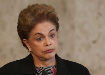 Dilma é hostilizada em voo, ironiza Bolsonaro e rebate: “defendem milícias”