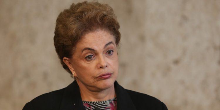 Dilma é hostilizada em voo, ironiza Bolsonaro e rebate: “defendem milícias”