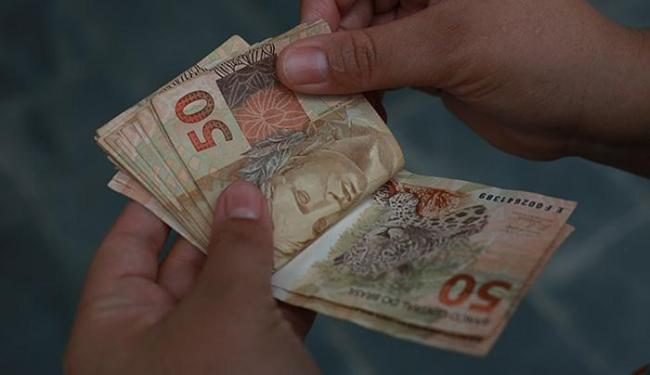 Governo reajusta salário mínimo de R$ 998 para R$ 1.039 em 2020